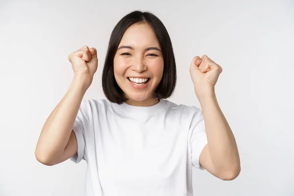 Retrato Mujer Asiática Entusiasta Ganando Celebrando Triunfando Levantando Las Manos — Foto de Stock