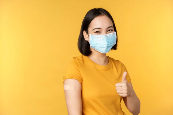 Vacinação Partir Covid Conceito Saúde Menina Asiática Feliz Mostrando Polegares — Fotografia de Stock