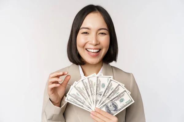 成功した実業家のお金を保持するイメージ 現金を持つアジアの企業の女性 笑顔と笑い 白い背景に立って — ストック写真