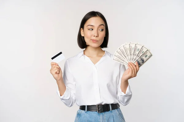 Imagen Mujer Asiática Mirando Dinero Dólares Sosteniendo Tarjeta Crédito Otra — Foto de Stock
