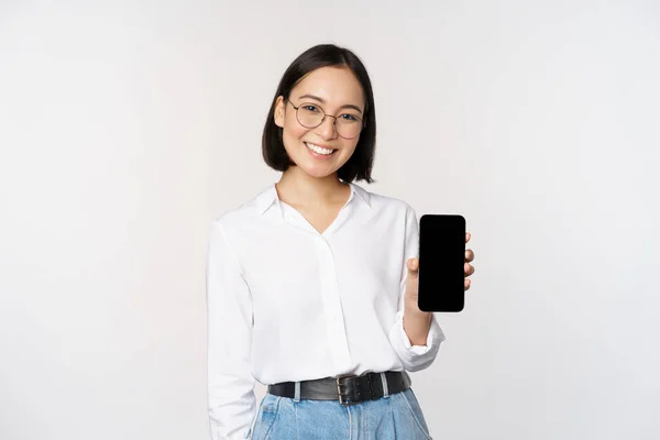 Leende Koreanska Kvinna Visar Smartphone Skärm Visar Mobil Applikation Står — Stockfoto