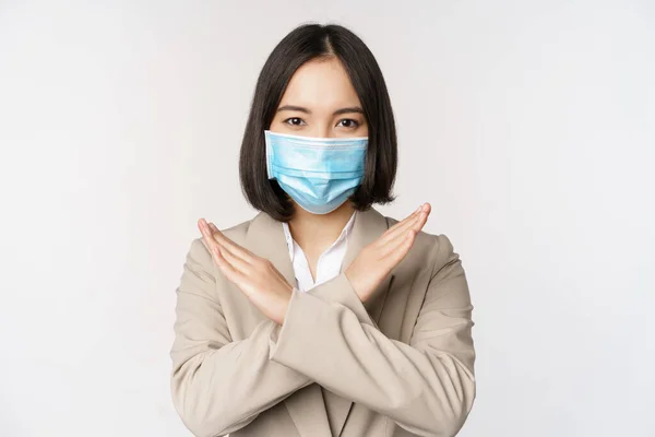 Coronavirus Och Arbetskoncept Bild Asiatisk Affärskvinna Kvinna Medicinsk Ansiktsmask Visar — Stockfoto