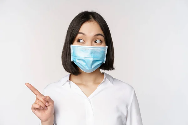 Porträtt Söt Asiatisk Kvinna Medicinsk Ansiktsmask Coronavirus Skydd Peka Finger — Stockfoto