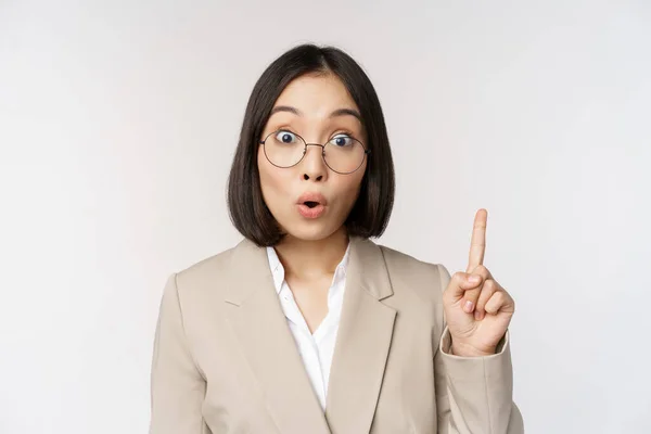 Gözlüklü Heyecanlı Asyalı Kadın Parmağını Kaldırıyor Eureka Işareti Beyaz Arka — Stok fotoğraf