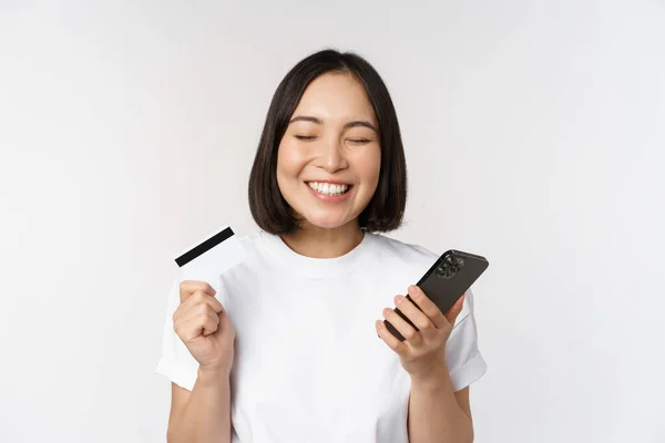 Online Shopping Happy Asian Woman Using Credit Card Smartphone App — Stock Photo, Image
