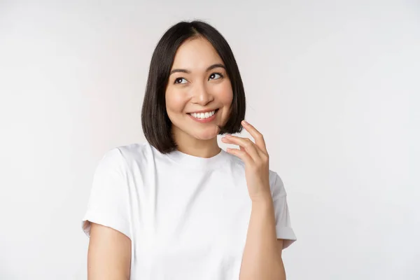 Retrato Mulher Coquete Bonito Rindo Sorrindo Olhando Para Lado Pensativo — Fotografia de Stock