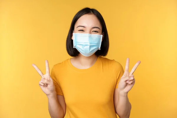 Mulher Asiática Positiva Sorrindo Vestindo Máscara Facial Médica Covid Durante — Fotografia de Stock