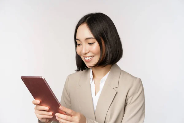 Bild Der Asiatischen Geschäftsfrau Mit Digitalem Tablet Blick Auf Gadget — Stockfoto