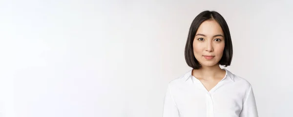 Primer plano retrato de coreano joven asiático mujer, profesional, buscando confiado y asertivo en cámara, fondo blanco —  Fotos de Stock
