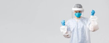 Covid-19, virüsü önleme, sağlık çalışanları ve karantina konsepti. Şahsi koruyucu ekipman, yüz maskesi, tezahürat, koronavirüs aşısı, kararlı tedavi