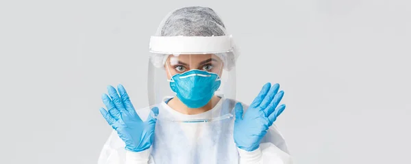 Covid-19, preventing virus, health, healthcare workers and quarantine concept. Close-up female doctor or nurse in personal protective equipment, rubber gloves and respirator showing hands — Stock Photo, Image