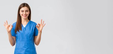 Sağlık çalışanları, virüsü, sigortayı ve ilaç konseptini engelleyin. Kendine güvenen genç bir hemşire, mavi önlüklü bir doktor klinikteki test sonuçlarının kalitesini garanti ediyor.