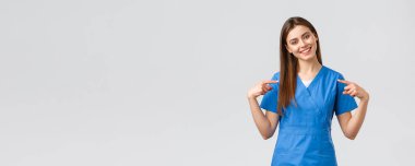 Sağlık çalışanları, virüs ve tıp konseptini engelleyin. Neşeli, gülümseyen güzel doktor, mavi önlüklü kadın hemşire, hastalara yardım etmeye hazır, Coronavirüs 'ten hayat kurtarmaya hazır.