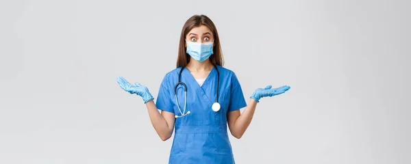 Covid-19，防止病毒、健康、保健工作者和检疫概念。带着蓝色刷子和医疗面罩的惊讶而兴奋的女护士或女医生，侧展开双手逗乐 — 图库照片