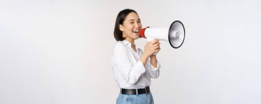 Genç kadın, Koreli aktivist, megafonla bağıran, arayan, hoparlöre bağıran, beyaz arka planda duran