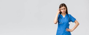 Sağlık çalışanları, virüsü, sigortayı ve ilaç konseptini engelleyin. Hüsrana uğramış, öfkeli kadın hemşire, başı ağrıyan hasta ya da iş arkadaşı olarak gösteren önlüklü doktor, gri arka plan.