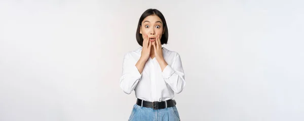 Portret van verrast jonge kantoor vrouw, aziatische zakenvrouw hijgend verbaasd, zeggen wow, onder de indruk van nieuws tegen witte achtergrond — Stockfoto