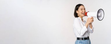 Genç kadın, Koreli aktivist, megafonla bağıran, arayan, hoparlöre bağıran, beyaz arka planda duran