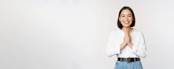 웃고 미소짓고, 감사 함을 보여 주고, 거친 몸짓을 하고, 하얀 배경 위에 서 있는 행복 한 아시아인 소녀의 모습 — 스톡 사진