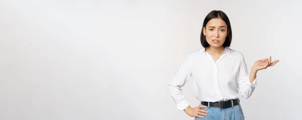 Retrato de mulher asiática confusa perguntando então o que, qual é o seu gesto problema, olhando perplexo, sem noção e irritado, de pé sobre fundo branco — Fotografia de Stock