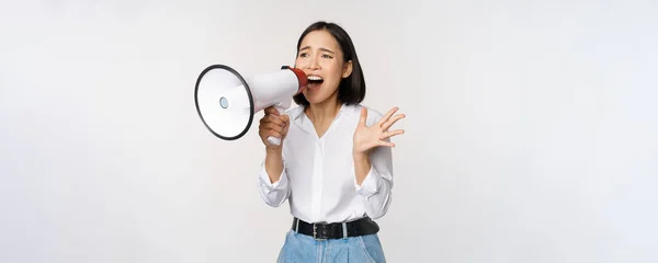 Imagen de mujer joven, activista coreana, reclutador gritando en megáfono, buscando, gritando a un altavoz, de pie sobre fondo blanco — Foto de Stock