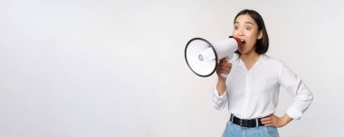 Genç kadın, Koreli aktivist, megafonla bağıran, arayan, hoparlöre bağıran, beyaz arka planda duran