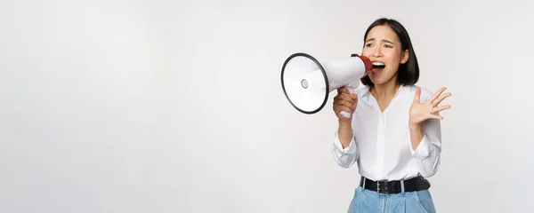 Beeld van jonge vrouw, Koreaanse activist, recruiter schreeuwen in megafoon, zoeken, schreeuwen naar luidspreker, staan over witte achtergrond — Stockfoto