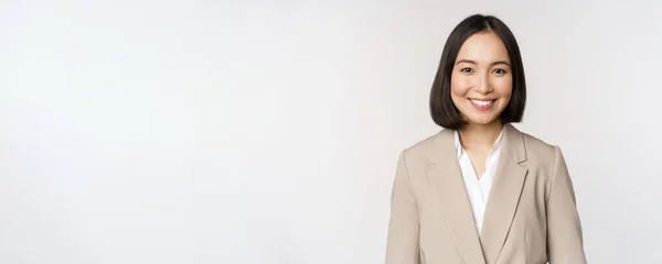 Πορτρέτο της επιτυχημένης επιχειρηματία στο κοστούμι, χαμογελώντας και αναζητούν σαν επαγγελματίες στην κάμερα, λευκό φόντο — Φωτογραφία Αρχείου
