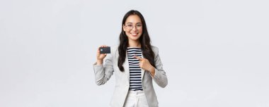 İş, finans ve istihdam, girişimci ve para kavramı. Profesyonel kadın banka memuru, ofis müdürü kredi kartı ve bankacılık hizmeti tavsiye ediyor.