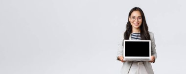 İş, finans ve istihdam, başarılı kadın girişimciler konsepti. Profesyonel Asyalı iş kadını toplantı yapıyor, laptopta sunum yapıyor, ekranda mutlu bir gülümseme sergiliyor.