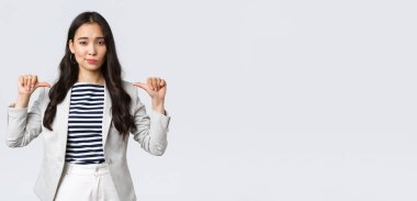 İş, finans ve istihdam, başarılı kadın girişimciler konsepti. Kendine güvenen profesyonel iş kadını, emlakçı kendini gösteriş budalası, kişisel başarılarıyla övünen biri.