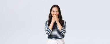 Yaşam tarzı, insanların duyguları ve gelişigüzel kavramlar. Şirin, aptal Asyalı kadın biriyle alay ederken ve dedikodu yaparken kıkırdıyor, ağzı gülerek ve kaygısız gülerek kapatıyor.