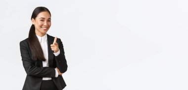 Aferin, iyi noktaya değindin, tebrikler. Başarılı bayan girişimci kamerayı gösterip gülümsüyor. Satıcı kadın müşteriyi davet ediyor. İyi bir anlaşma, beyaz arka plan.