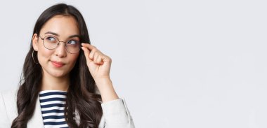 İş, finans ve istihdam, başarılı kadın girişimciler konsepti. Meraklı Asyalı kadının sol üst köşesine bakıp merak içinde gülümsemesi, bir fikri olması, iyi bir anlaşma görmesi.