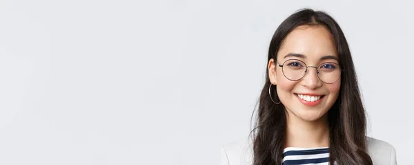 Biznes, finanse i zatrudnienie, koncepcja odnoszących sukcesy kobiet przedsiębiorców. Przystojna azjatycka bizneswoman w okularach i garniturze uśmiechnięta i pewna siebie, pracująca w biurze — Zdjęcie stockowe