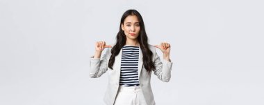 İş, finans ve istihdam, başarılı kadın girişimciler konsepti. Kendine güvenen profesyonel iş kadını, emlakçı kendini gösteriş budalası, kişisel başarılarıyla övünen biri.