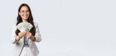 İş, finans ve istihdam, girişimci ve para kavramı. İş kadını sana para veriyor, sağlam bir geliri olan iyi bir iş öneriyor, şirketine iş için davet ediyor.