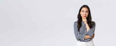 Yaşam tarzı, insanların duyguları ve gelişigüzel kavramlar. Düşünceli sorunlu iş kadını düşüncesi. Çözüm arayan kız kafa yoruyor, zor seçimler yapıyor.