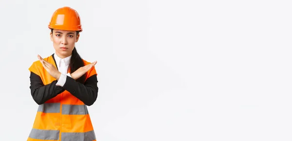 Sério-olhando farto asiático mulher chefe, gerente de construção no capacete de segurança mostrando cruz gesto para parar, proibir perigosa ação, decepcionado com o resultado, proibir algo — Fotografia de Stock