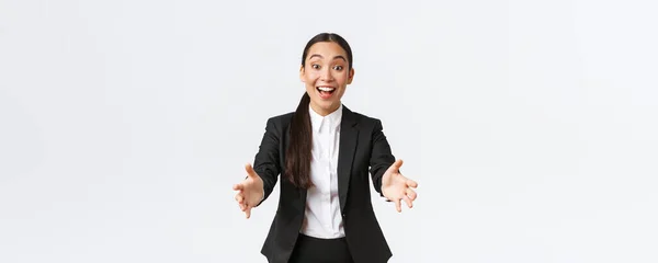 Boldog és izgatott ázsiai női vállalkozó elérve kezét előre gratulálni csodálatos teljesítmény munkatárs, hajlik az ölelés vagy ölelés, lenyűgözte a nagy, fehér háttér — Stock Fotó