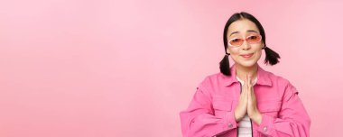 Ne olur! Yakışıklı Asyalı kız yardım istiyor, yalvarıyor, stüdyo geçmişine karşı duruyor.