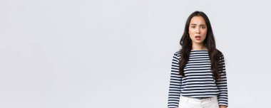 Yaşam tarzı, insanların duyguları ve gelişigüzel kavramlar. Endişeli ve şok olmuş bir kadın acı gerçeği öğrenir, hayal kırıklığına uğramış ve sorgulanmış, ne olduğunu anlayamaz.