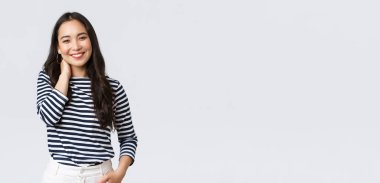 Yaşam tarzı, insanların duyguları ve gelişigüzel kavramlar. Şık giyinmiş neşeli, güzel Asyalı kadın, boynuna dokun, gülümse, romantik bir randevuda havadan sudan konuş.