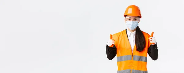 Covid-19 안전 프로토콜 (Covid-19 Safety protocol) - 엔 티피 즈 (enterpise), 건설 및 바이러스 개념 방지. 자신있는 여성 아시아인 산업 근로자 얼굴 마스크와 헬멧을 쓴 엔지니어 — 스톡 사진
