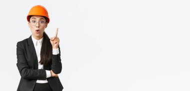 Yaratıcı zeki bayan Asyalı inşaat mühendisinin harika bir fikri var, güvenlik kaskı, takım elbise, işaret parmağı, düşünce ya da öneri, çözüm bulma, planını paylaşma, beyaz arka plan