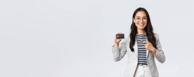 İş, finans ve istihdam, girişimci ve para kavramı. Profesyonel kadın banka memuru, ofis müdürü kredi kartı ve bankacılık hizmeti tavsiye ediyor.