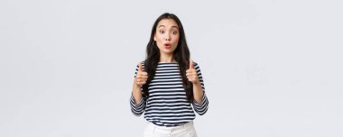 Yaşam tarzı, güzellik ve moda, insanların duygu konsepti. Şaşırmış ve şaşırmış, heyecanlı Asyalı kız harika bir performansa tepki veriyor, onay ya da referansta onay veriyor.