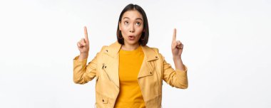 Gülümseyen Asyalı esmer kadının gülümseyen yüzünü gösteren, beyaz arka planda poz veren, mutlu yüzlü bir reklam.