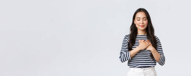 Yaşam tarzı, insanların duyguları ve gelişigüzel kavramlar. Romantik hassas Koreli güzel kız. Gözlerini kapat ve gülümse. Hafızanı koru, hayal kur ya da birini düşün.