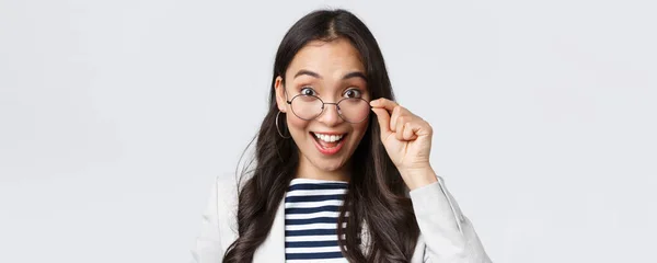 Negócios, finanças e emprego, conceito de empresárias bem sucedidas. excitado feliz asiático escritório trabalhador decolagem óculos e sorrindo surpreso como receber incrível negócio — Fotografia de Stock